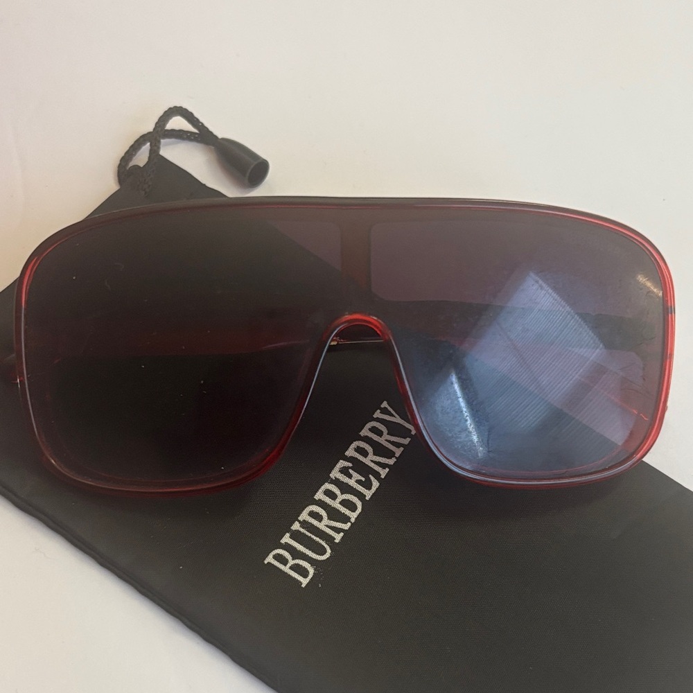Burberry Red Shield-Style unisex  Sunglasses